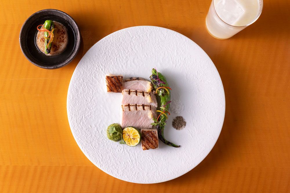 料理に合わせて「ヴェンタリオ」マネージャー鈴木達央さんが考案した「奥飛騨ウォッカ」と、レモンの果汁や皮やワタなど丸ごと使った「自家製あらごしレモンサワー」。￥1,650（税込み・サービス料別）