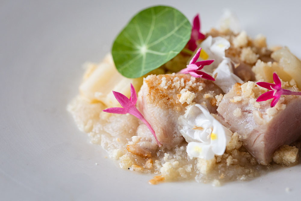 「常陸の輝きソテー　ゆめかおりのパン粉 マルタマ真レンコンのポレンタ」。角切りのレンコンは塩茹でした後、マンゴーヴィネガーでマリネして酸味を添えて。