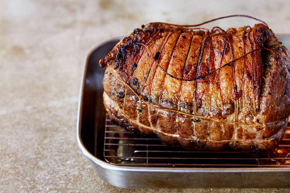 オレガノやセージ、ローズマリー、フェンネルシードをニンニクオイルと巻き込んだ「常陸の輝き」のポルケッタ。58℃でじっくり火を入れてから焼き上げ、脂も赤身もしっとりと一体感がある。