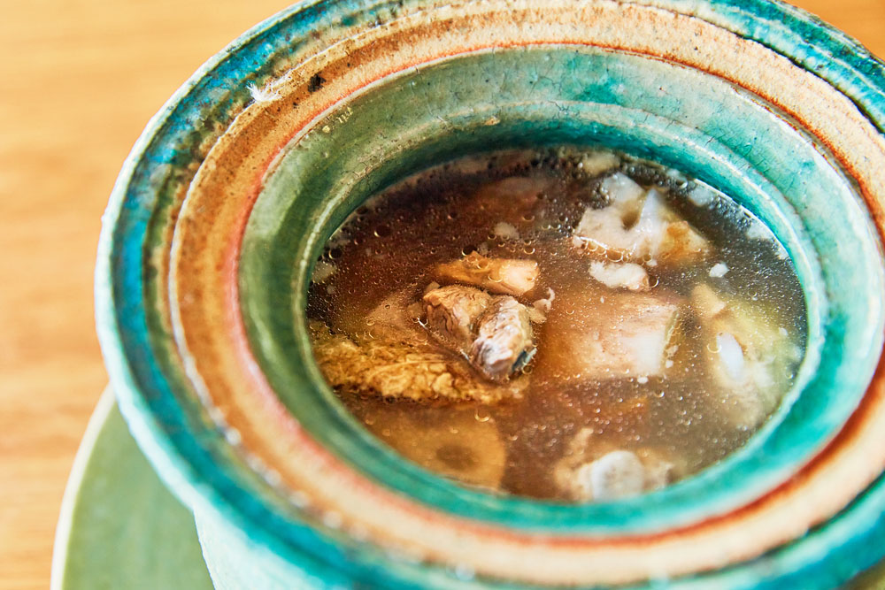 「マルタマ真レンコンと常陸の輝きスペアリブの香港家庭湯」。器は小山義則氏作。