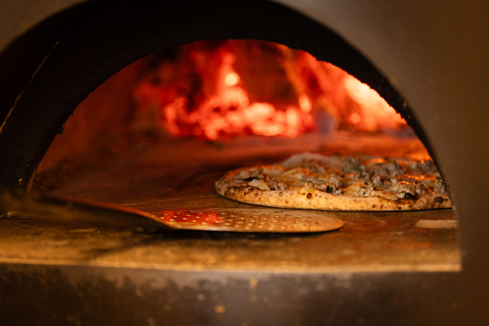 生地中のタマネギがメイラード反応を起こして旨味が増す。この独自の生地を武器に「クレイジーピザ」は今秋、虎ノ門にも出店、EC展開も視野に。「ブランド力を高めてスタッフの労働環境をよくしたい」