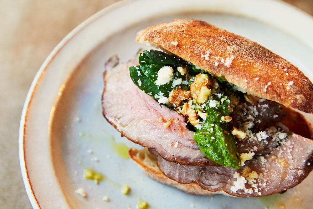 「サンドイッチ 常陸の輝きのポルケッタ 小松菜のサルサヴェルデ」。合わせるのは「フジマル醸造所」の「Farmer’s MUSCAT BAILEY A 武藤観光農園 2020」。茨城県産マスカットベーリーAのイチゴのような香りと軽やかさが、軽快なハーモニーを奏でる。