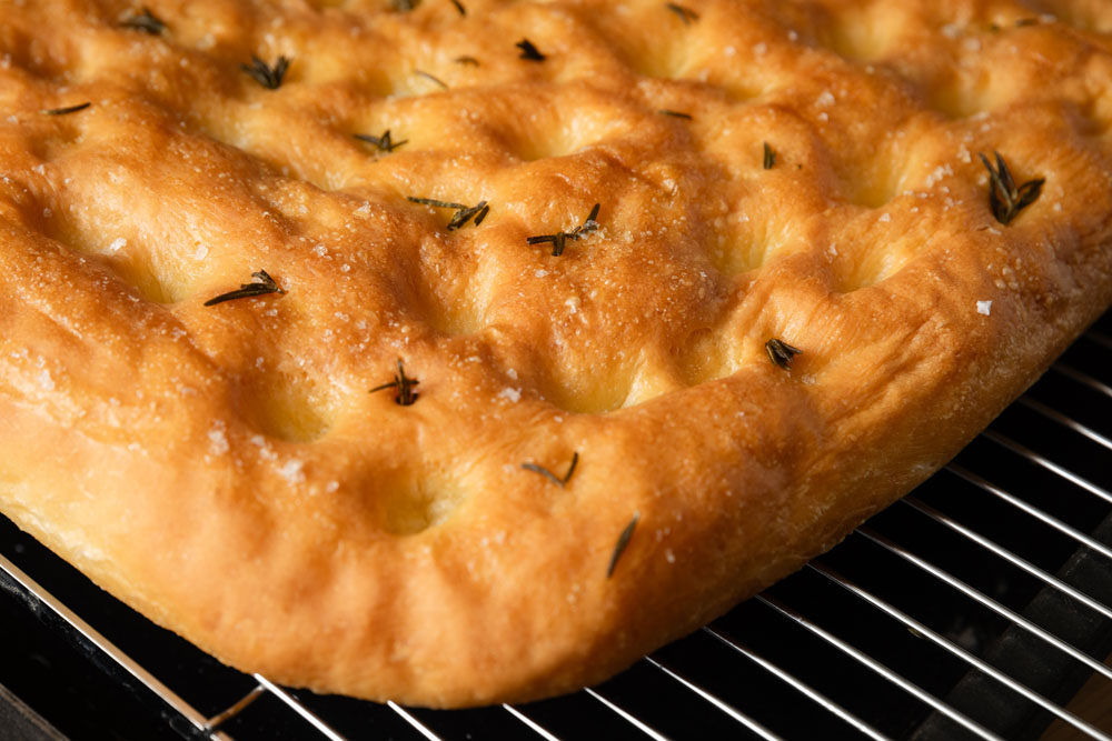 「機械がないから手捏ねですが、すでにハマりそうです（笑）」と和田シェフ。