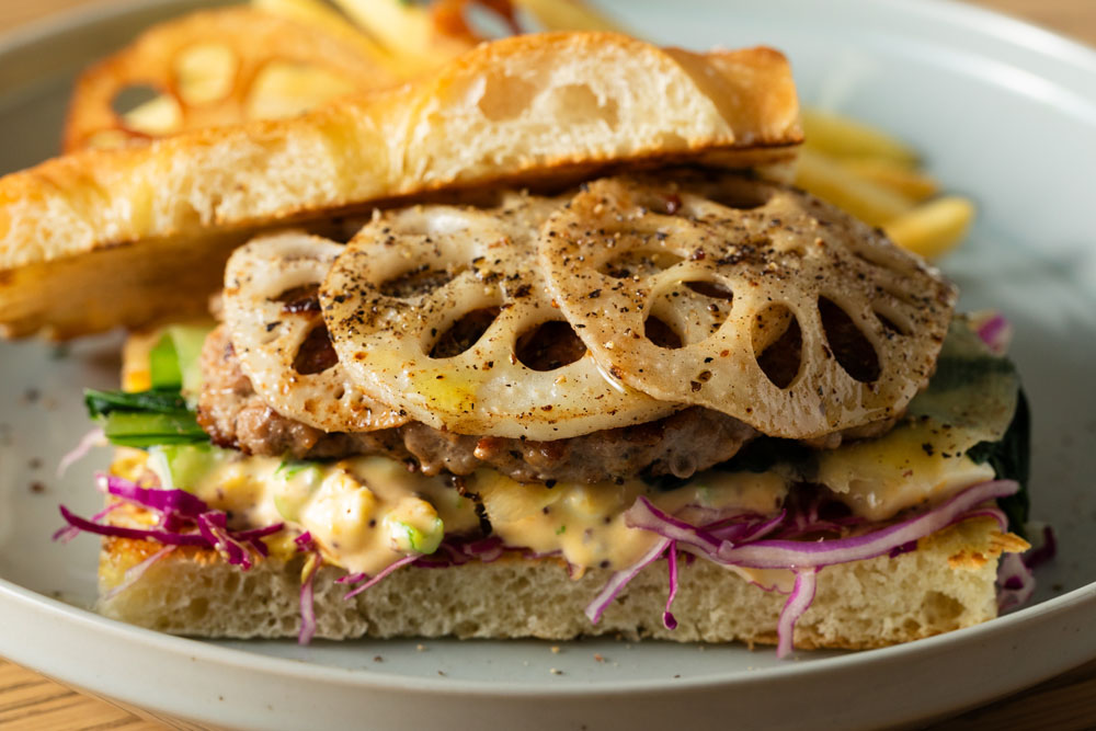 「IRPサンド」。「“IRPって何？”とお客さんとのコミュニケーションのきっかけにもなり、茨城についてご説明できるネーミングです」（西原さん）。見た目の豪快さとは裏腹に、後口は軽い。