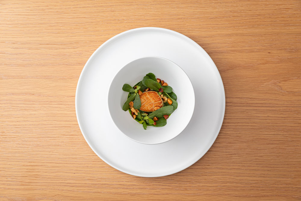 泡のソースを加える前。「プルピエはヨーロッパではサラダなどによく使う。状態もいいのでシンプルにオリーブ油と塩だけで和えました」。アーモンドとヘーゼルナッツを合わせたのは、この小松菜のナッティな風味からの発想。