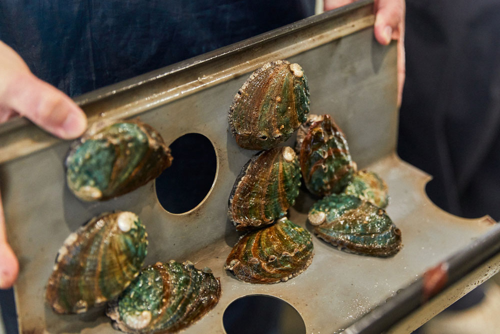 一口サイズのアワビは、イベント出店時や漁協の見学者に1個756円で販売している。