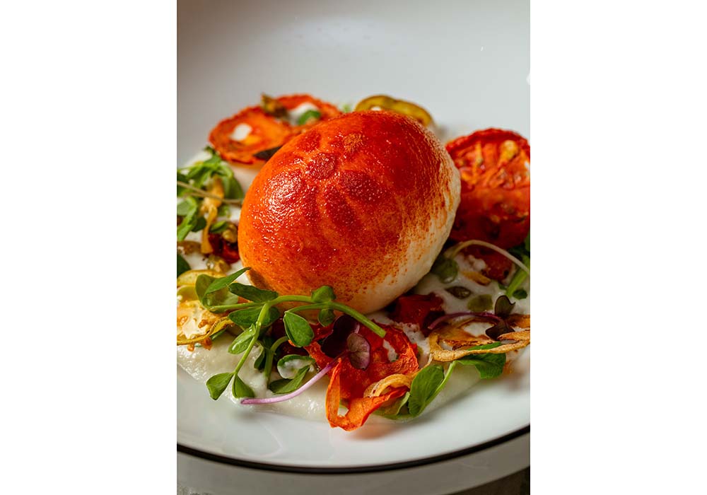 （写真）ベンガルールのレストラン「Lupa」では、トマトたまりを使ったグレーズで自家製ブラッティーナ（小さなサイズのブッラータチーズ）に旨味と風味をプラスする。