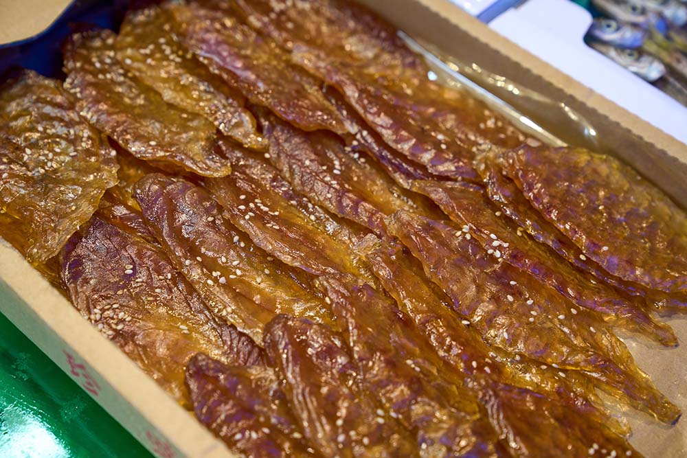 店の看板メニューの一つである、ふぐみりん干。「この店のじゃないと」と長年にわたって通い続ける客も。干物加工は、母の代から、高知の漁師町・宇佐の会社に依頼している。ふっくらした身に、秘伝のタレが香ばしい絶妙な味わい。