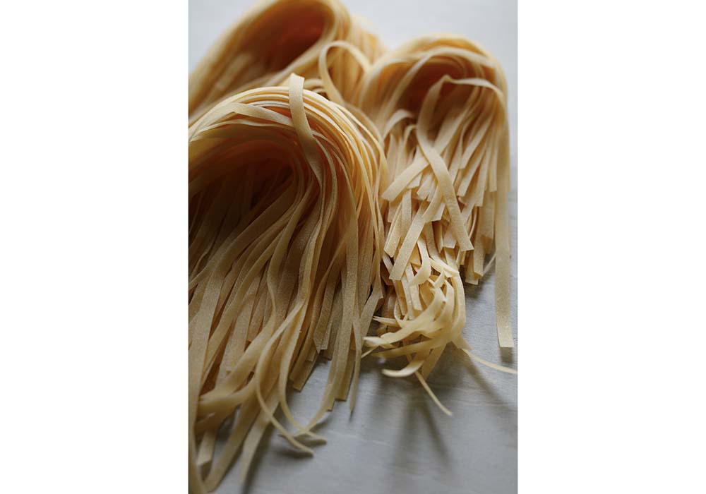セミドライのタリアテッレ。イートインで唯一提供する。パスタの食感、味がわかるよう、オリーブ油と パルミジャーノチーズ、黒胡椒のシンプルなソースで。