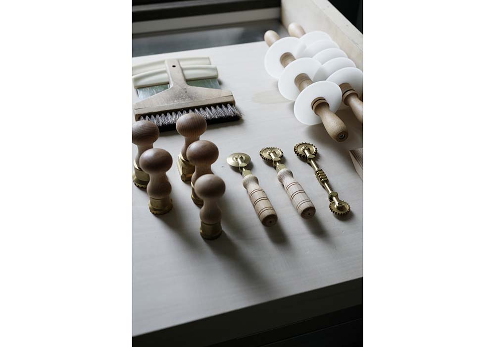 大小のカッターに、ラヴィオリ用のスタンプ、ブラシなど、道具のほとんどはイタリアで購入したもの。一つひとつしっかり手入れが行き届いている。工房の一角に整然と並ぶ様子も美しい。