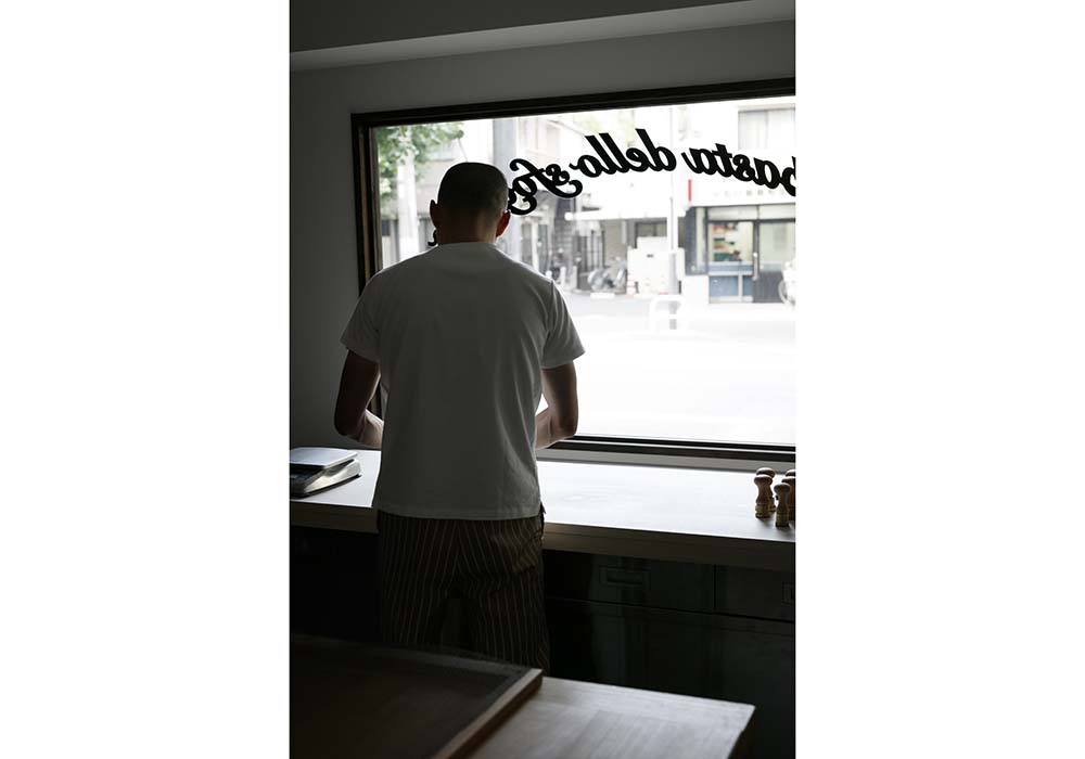 通り沿いに大きな窓を設けたのは、子供たちに大人の仕事を見せるため。加えて「見られているという意識が、整理整頓につながるから」とも。