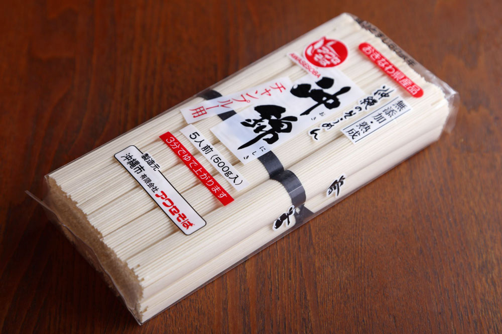 使用麺：沖縄県・アワセそば「沖錦」 沖縄で唯一作られる老舗製麺所のチャンプル専用素麺。油不使用でやや太めでコシがあり、炒めてもヘタりにくいのが特徴。