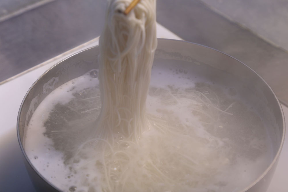 麺を硬めに茹でる