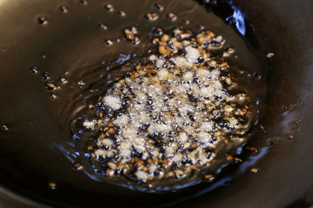 ニンニクを炒める