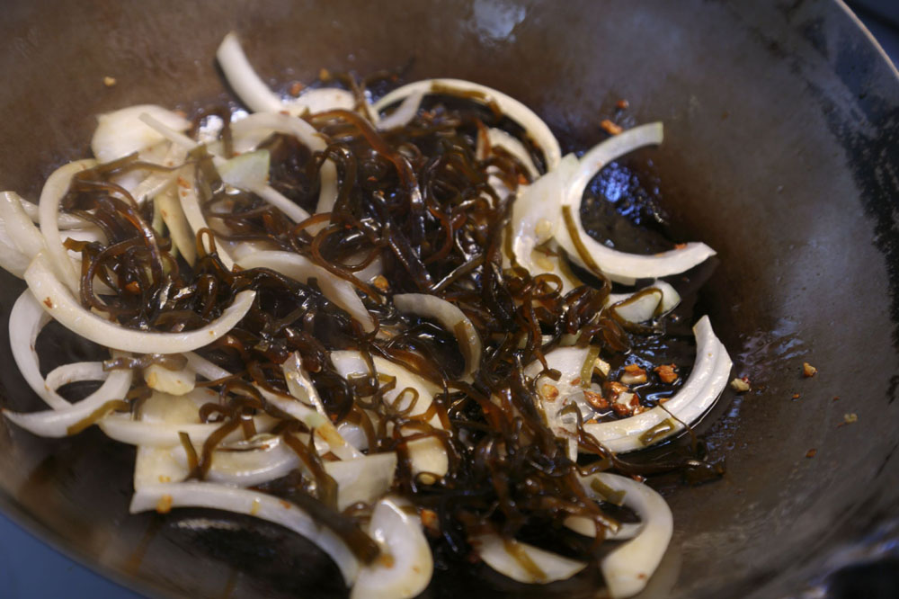 昆布の佃煮で味をつける