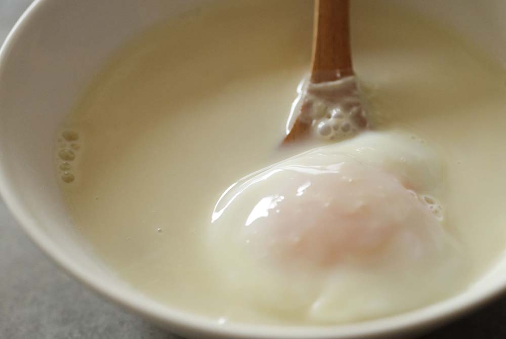 火も鍋も使わず２分で完成「豆乳と落とし卵のスープ」