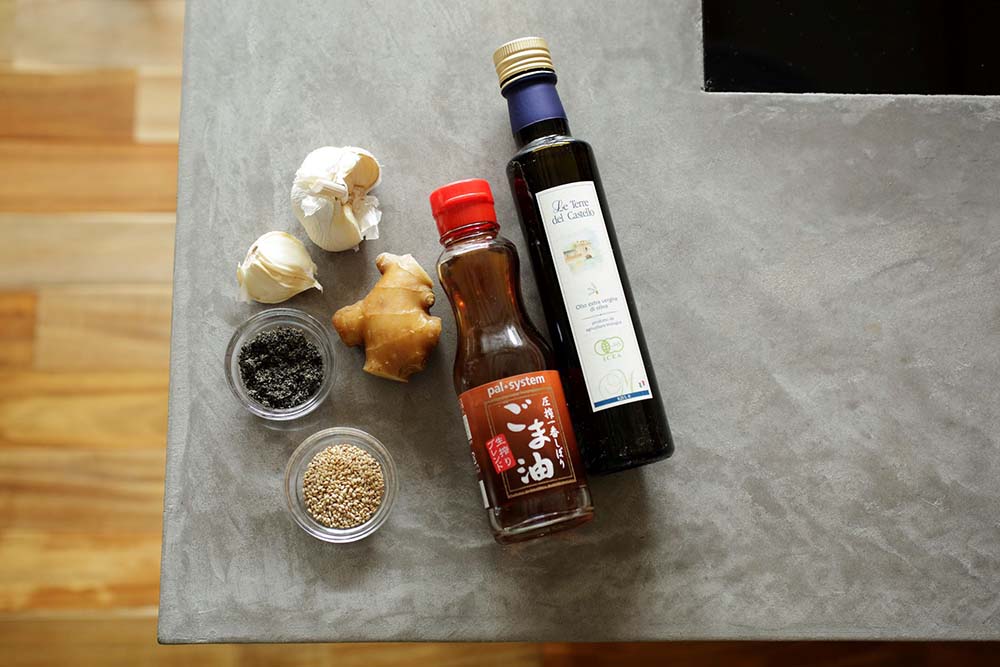 ゴマ油やオリーブ油、ニンニク、ショウガ、コショウ、ゴマなどを仕上げにひとふり。香りや辛味のアクセントを効かせて立体的に。