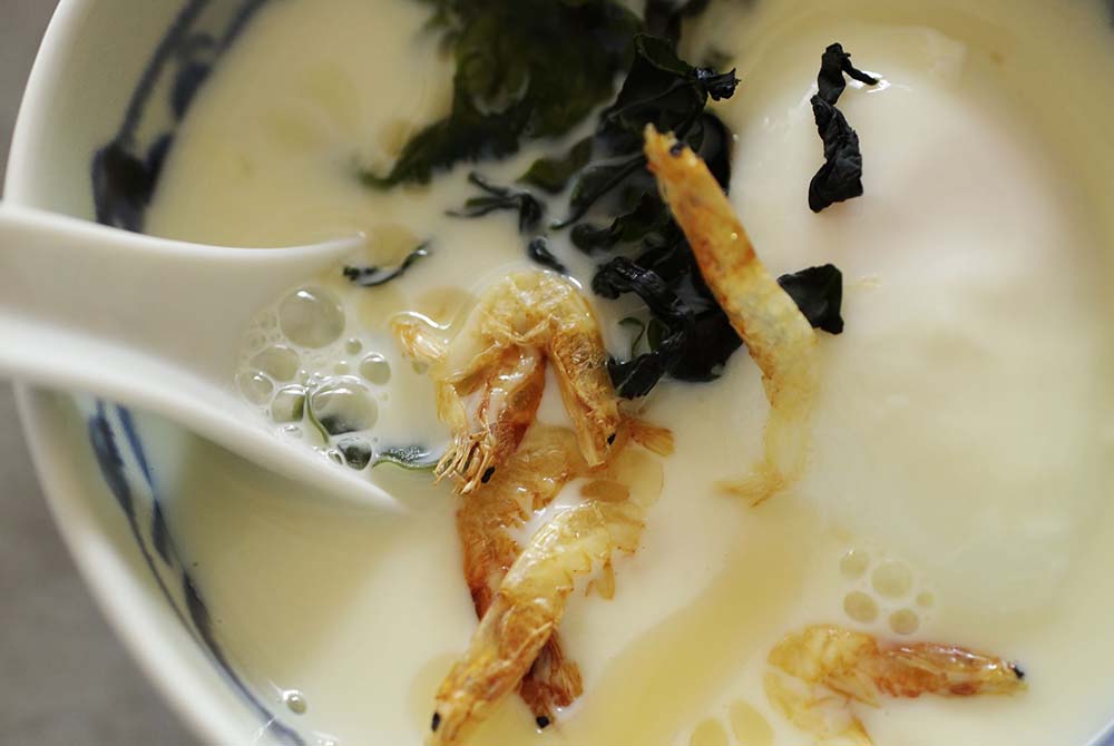 すべて仕上げにのせて、台湾朝食の定番・鹹豆漿（シェンドゥジャン）風に。ワカメと干しエビからだしも出る。