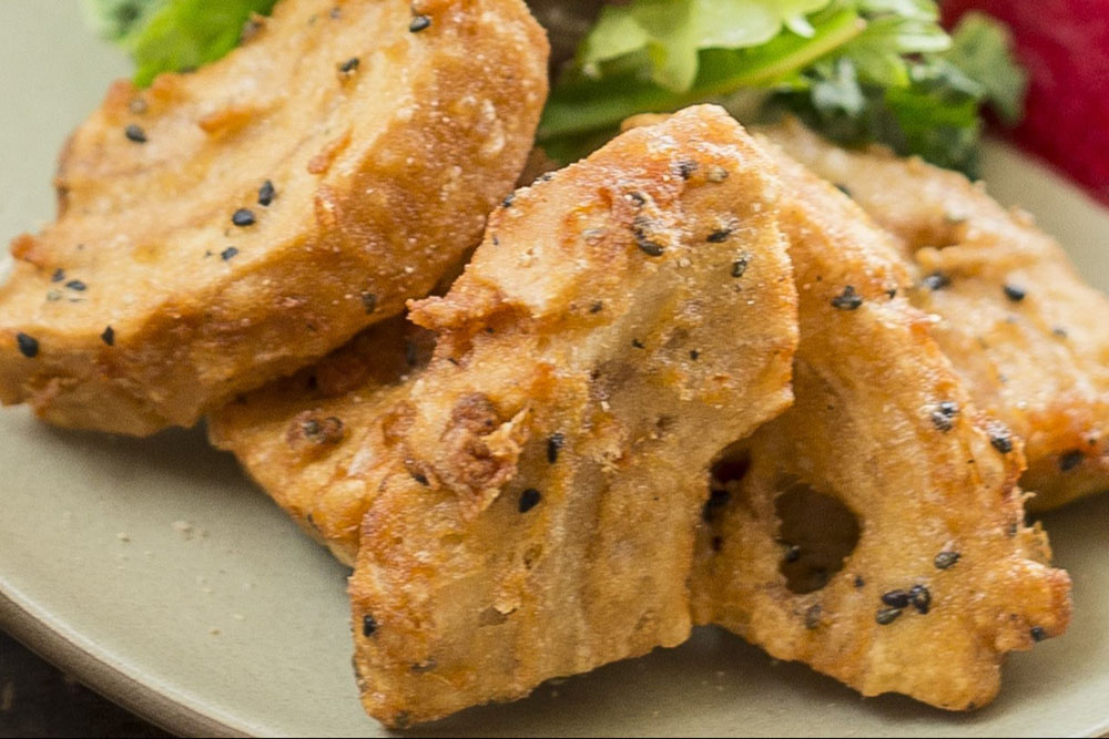 芯まで味が染みて肉に負けない満足感「車麩のゴマ唐揚げ」