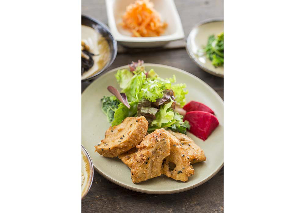 黒ゴマ入りの衣は味がしっかりのってカリッとした食感で、噛むと肉汁ならぬ麩汁が口中に広がるインパクトある一品。