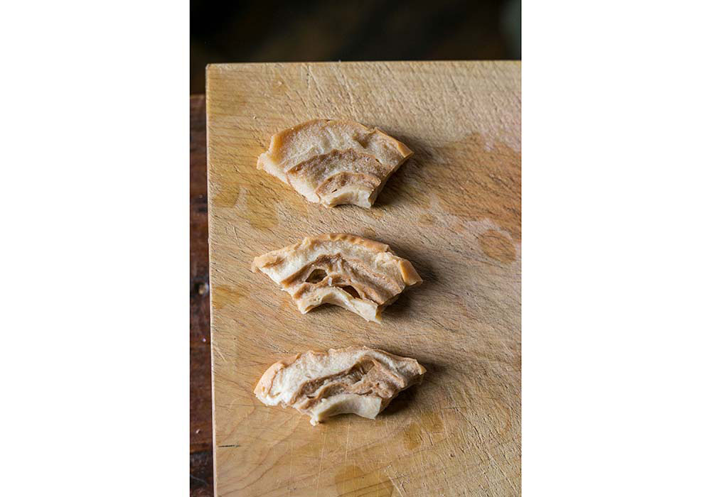 すしを握るくらいの力加減で絞る。