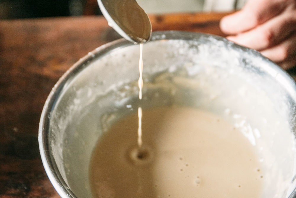 衣の濃度はクレープ生地くらいが目安。