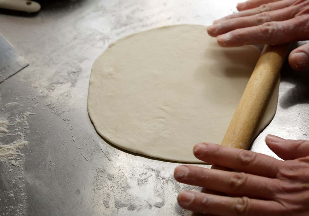麺棒で１mm の厚さに丸く伸ばす。