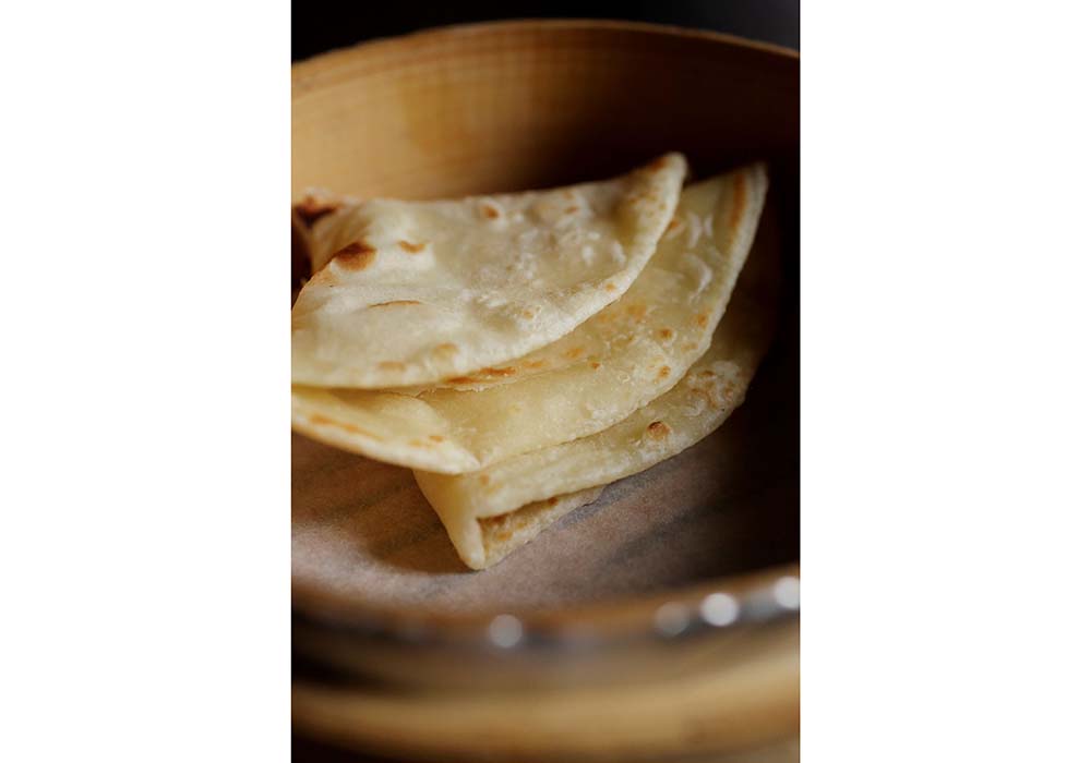 45℃のお湯で練ることで、具材を包みやすい、もっちりコシのある生地に仕上がる。