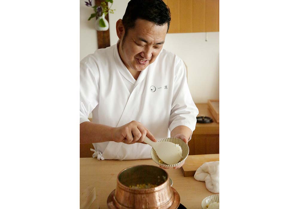 京都の老舗料亭、青果市場や日本料理店で研鑽を積む。2007年東京・外苑前にオープン。生産者との交流、テレビ出演、メニュー開発など多方面で活躍。2020年新型コロナウイルスの影響で一旦営業を終了するも、2022年７月、東京・神楽坂に拠点を移して再スタート。五感で楽しめるもてなしを提供する。