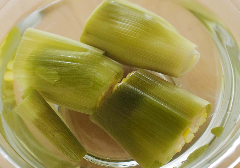 茹で汁ごと冷まし、トウモロコシ、昆布を取り出す。