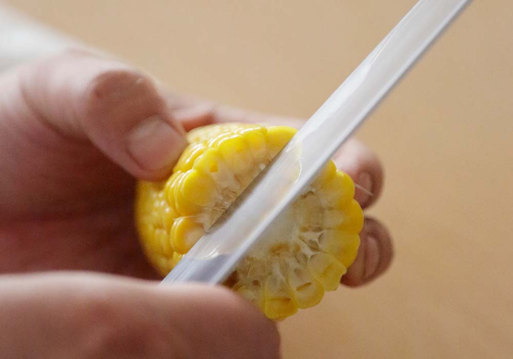 トウモロコシの粒をはずす
