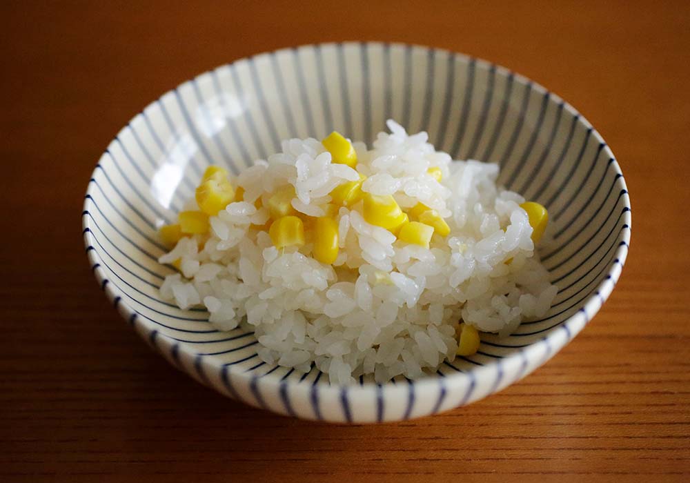 とうもろこしごはん。トウモロコシ好きには限りなくそそられるビジュアルと香り。味つけはせず、食べる時に好みで塩を。塩昆布を添えても美味。