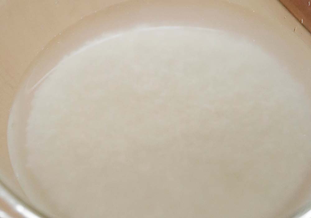 とぎ汁を薄めるように水を足してから流す。２回水を入れ替える。これくらいの透明度でOK。