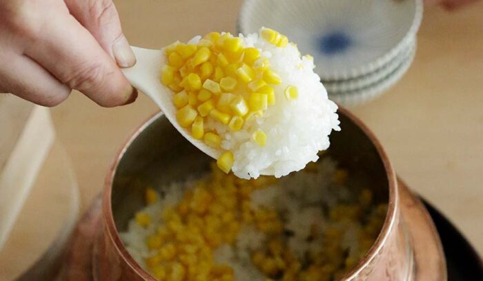 旨味がみっちり。トウモロコシは皮と芯からだしをとる「トウモロコシごはん」