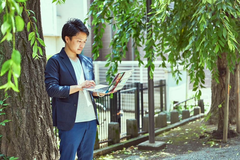 ノートブック片手にフランスや日本など各地を飛び回りながら酒を設計する姿は、現代の杜氏像を更新する。