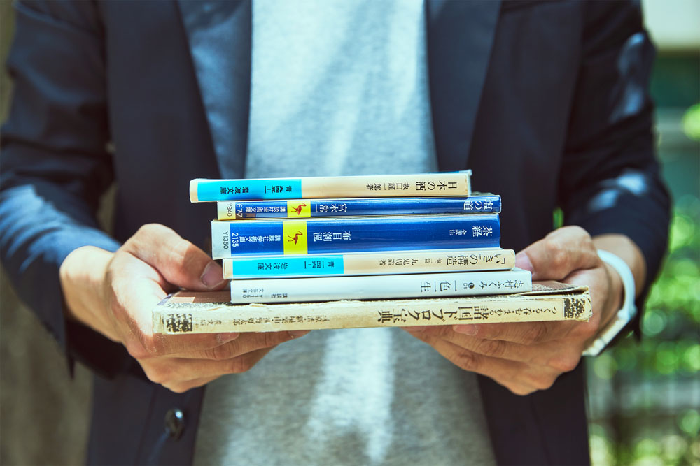 読書家の今井さんは、日本の伝統文化や思想など、酒造りに直接関連したテーマ以外の本からも、酒造りのインスピレーションを受けることも。