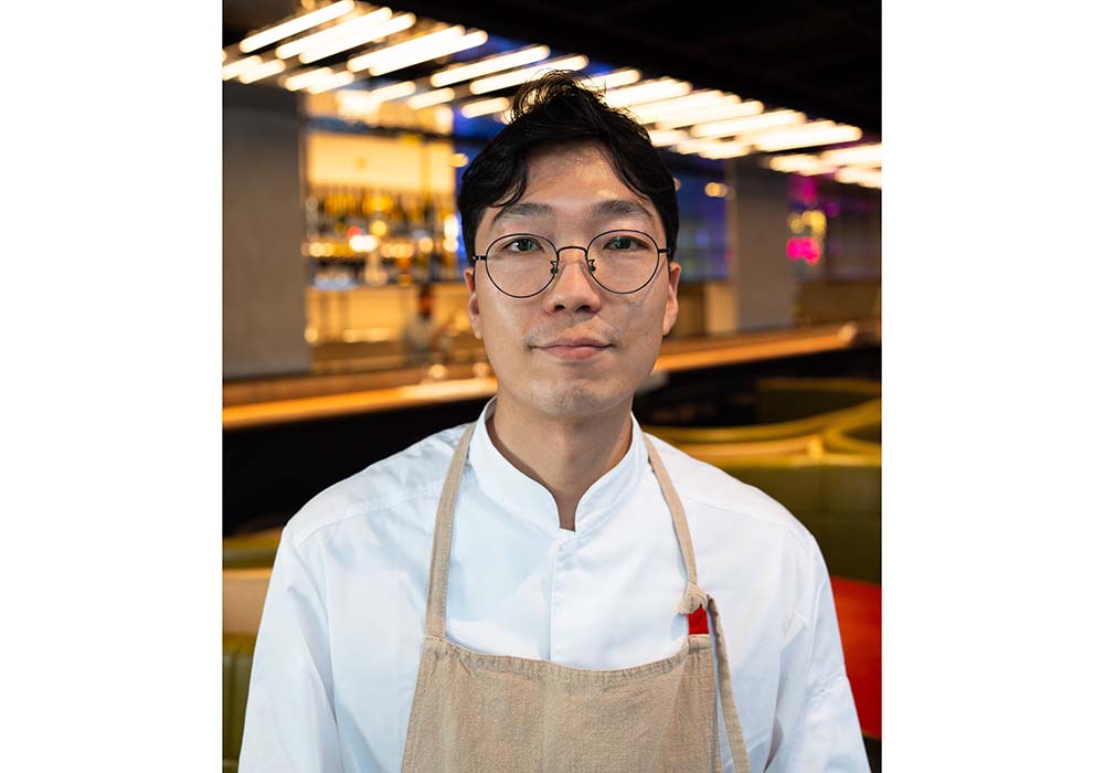 （写真）エグゼクティブ・シェフを務めるジョンス・チャン氏。オーナーシェフ、イム・ジョンシク氏率いる「ジョンシク」は、ソウルとニューヨークに店を構える。