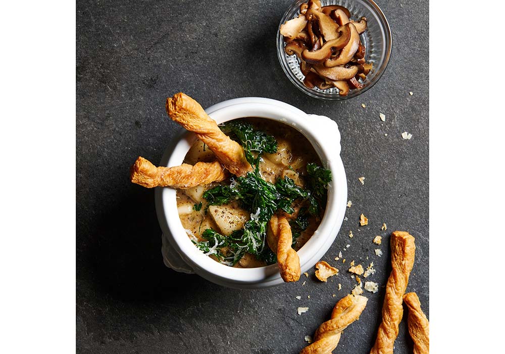 （写真）「テボッキ」（26豪州ドル）は、トッポギ（韓国の餅）とマッシュルームが入ったクリームにパフ生地のスティックを添えた、食感を楽しむ一皿。マッシュルームのピクルスと共に。