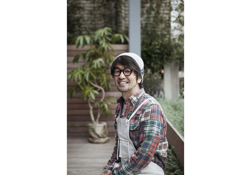 小学校教師を21 年務めた後、調理専門学校へ。レコールバンタン、自由大学｢クリイティブキャンプインポートランド｣で国内外のコーヒーの人々に刺激を受け、2015年池尻大橋に独立開業、2016年に移転。