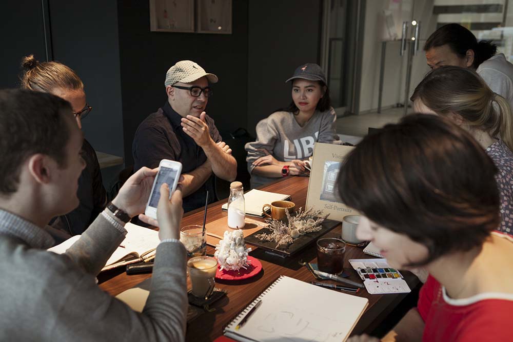 国籍を問わず、絵、音楽、WEB、ファッションなどの関係者もよく訪れ、大テーブルを囲む。時にスケッチのセッションもゲリラ的に始まる！