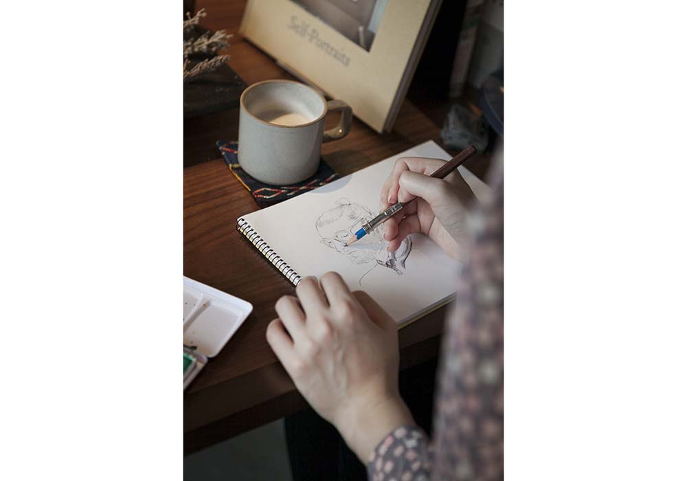 店側を向けて設けたベンチ。ガラス越しに奥のギャラリーの展示も見える。「パドラーズコーヒー」に刺激を受けて。