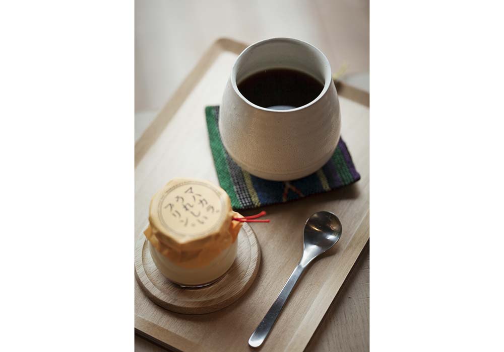 コーヒー豆は信頼を置くロースター4社から日替わりで。400 円～。元教え子が営む「FUTABA BAKERY」のグラノーラや店舗取得までお世話になった料理店「マハカラ」特製の無添加のプリン370円～とともに。