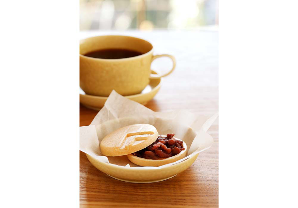 仄かな塩気を利かせて切れの良い甘味に。食べる直前に餡を挟み、皮はパリッと小気味よい食感に。