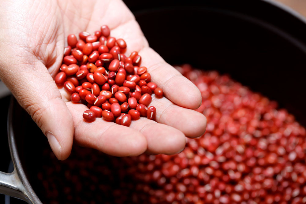 シンプルなお菓子だからこそ、素材は厳選。餡子の小豆は「青果ミコト屋」から小粒で艶々した十勝産「エリモショウズ」を。
