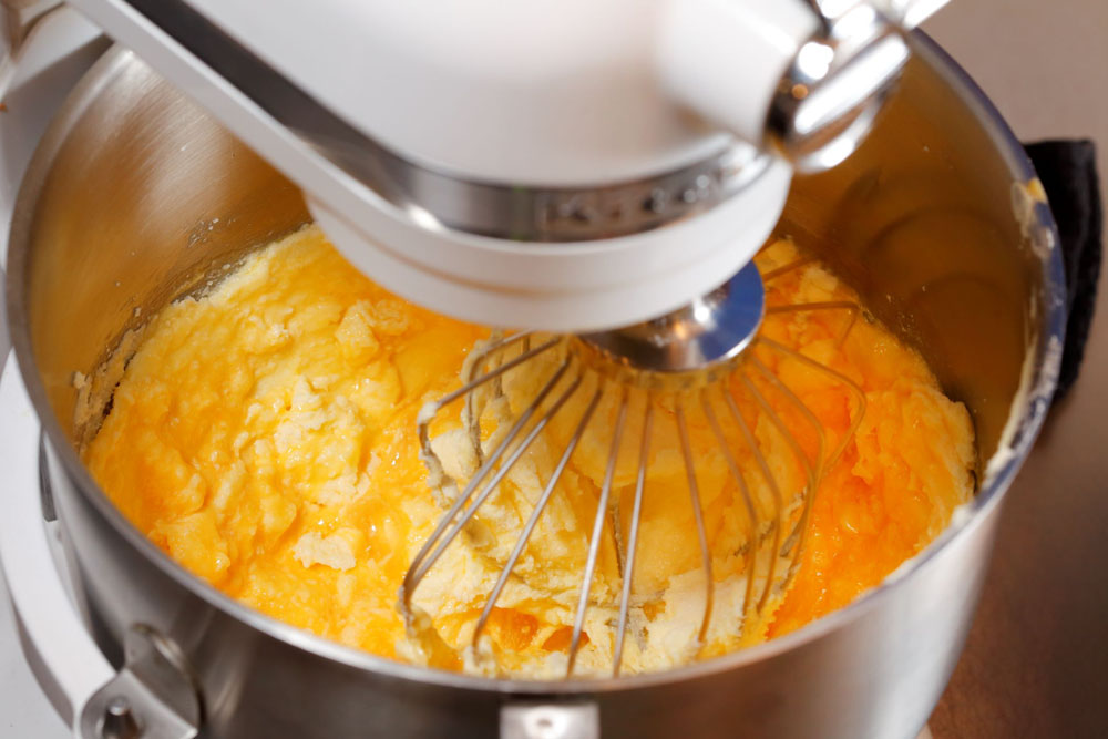 バターと砂糖を混ぜる