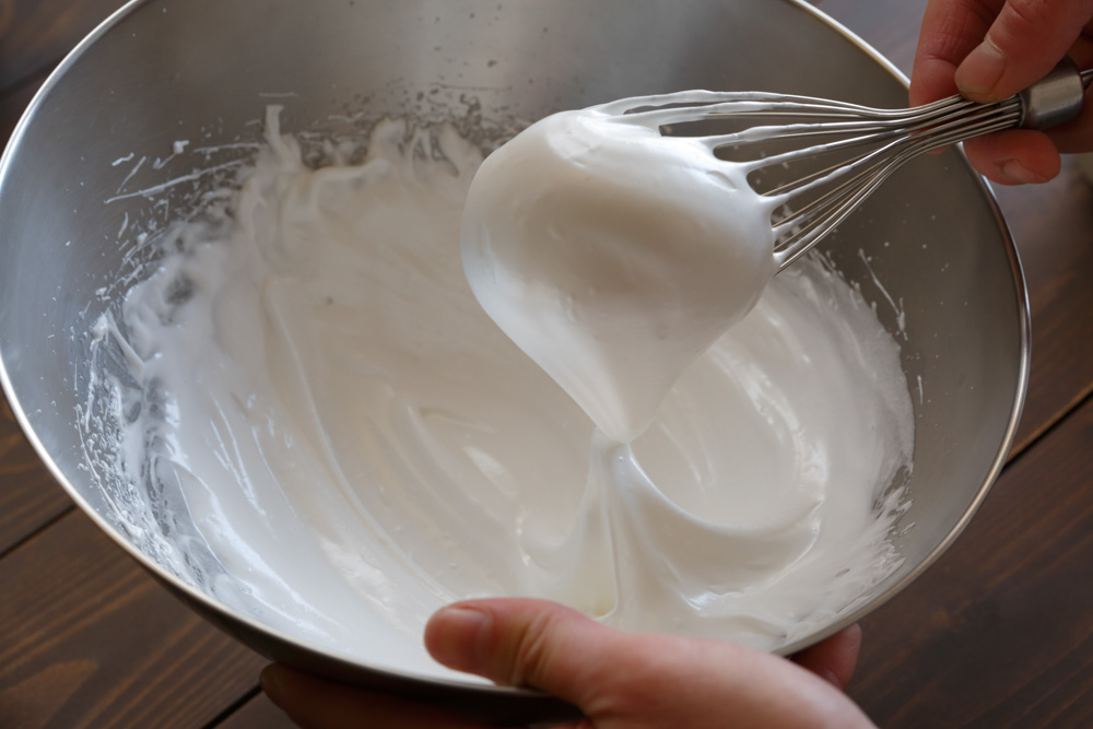 卵白を泡立てる
