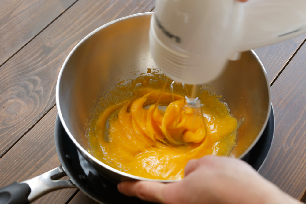 卵黄に砂糖を加える