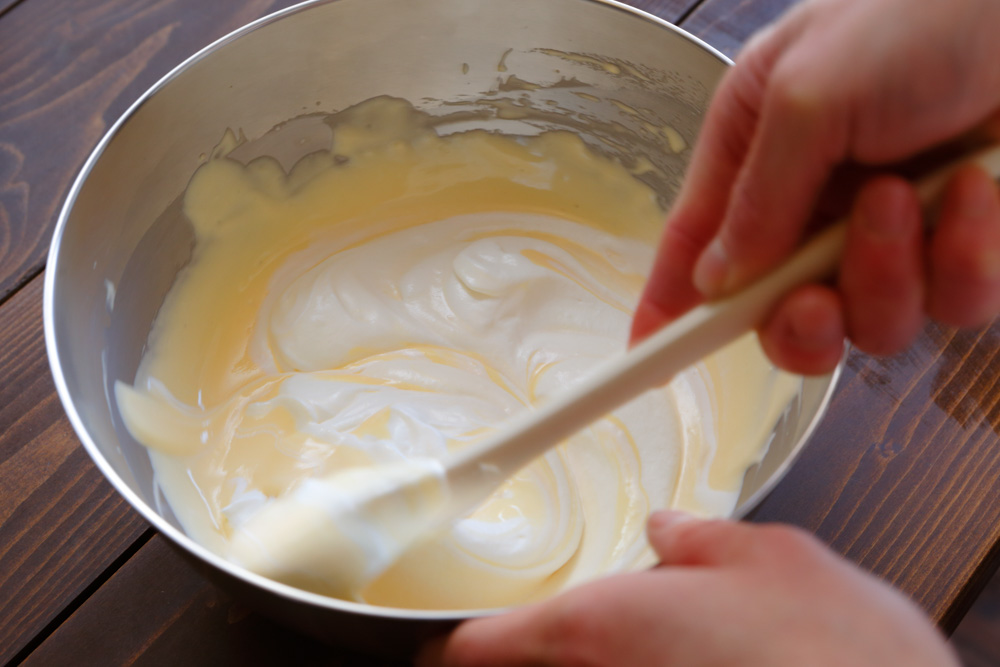 生クリームを加える