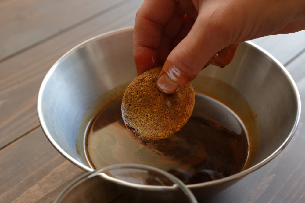 サヴォイアルディをエスプレッソに浸す