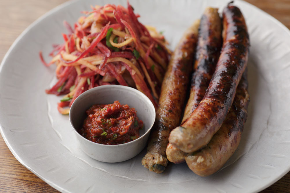 メルゲーズにアリッサを添えて ピリリとスパイスの効いたメルゲーズには、肉の旨味を引き立てる爽やかな辛味のアリッサをそのままトッピング。